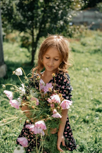 Cute Little Brunetka Dziewczyna Czarnej Sukience Dużym Bukietem Kwiatów Jej — Zdjęcie stockowe