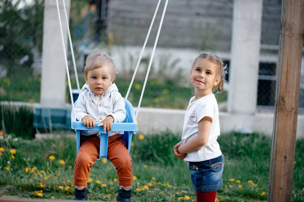 Ένα Μικρό Αγόρι Και Ένα Κορίτσι Κάνουν Κούνια Στο Χωριό — Φωτογραφία Αρχείου