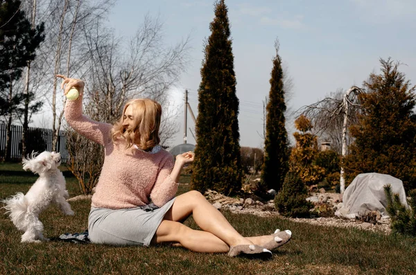 Eine Blonde Frau Grauen Rock Sitzt Auf Dem Rasen Und — Stockfoto