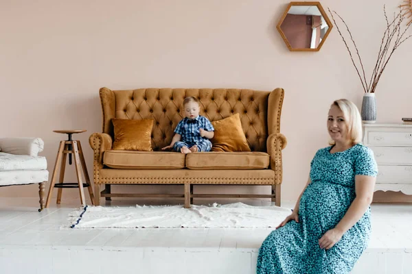 Sendromlu Bebek Annesi Kanepede Oturuyor Özürlülere Bakım Kavramı Aile Hikâyesi — Stok fotoğraf