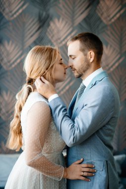 Yeni evliler düğünü kutluyor. İnanılmaz gülümseyen bir düğün çifti. Güzel gelin ve şık damat. Uzayı kopyala Tonlama.