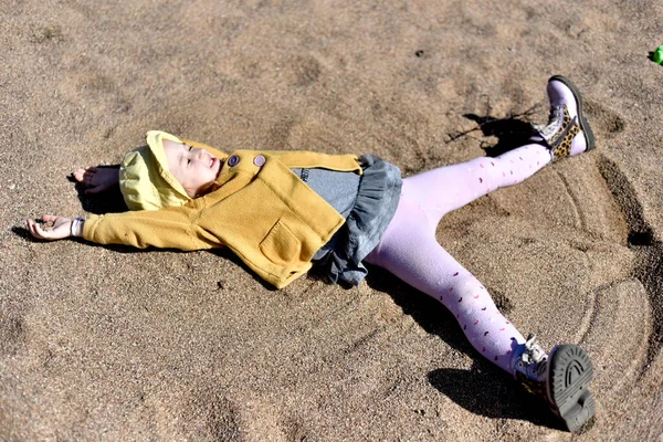 Little Girl Yellow Panama Hat Yellow Coat Lies Sand Bright — Stock Photo, Image