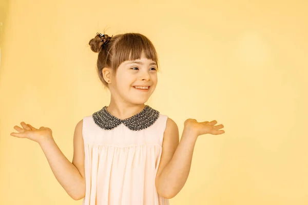 Una Linda Niña Con Vestido Rosa Para Concepto Estilo Moda —  Fotos de Stock