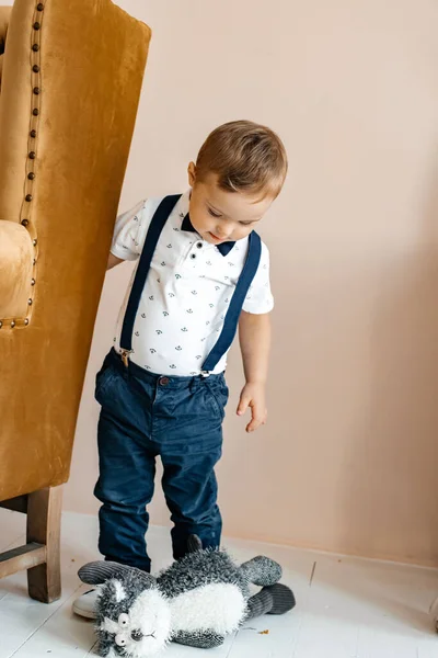 Primer Plano Niño Pequeño Con Una Camisa Blanca Pantalones Con —  Fotos de Stock