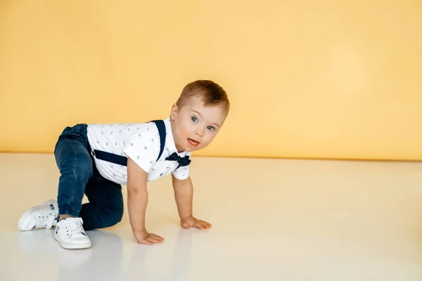 Großaufnahme Eines Kleinen Jungen Weißem Hemd Und Hose Mit Hosenträgern — Stockfoto