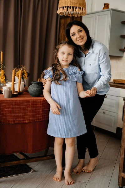 Mamãe Sua Filha Vestido Azul Cozinha Vão Cozinhar Jantar Conceito — Fotografia de Stock