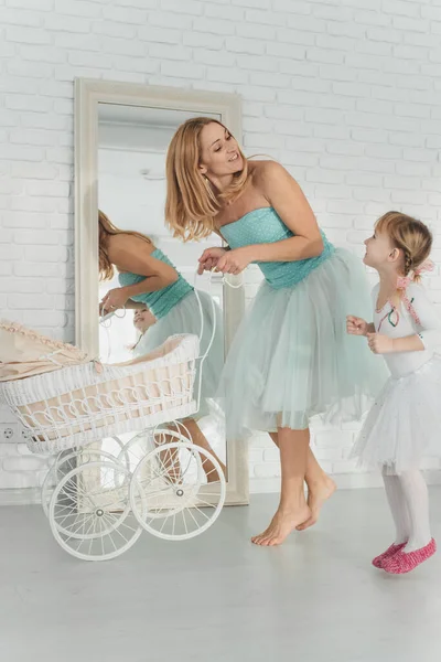 Kleines Mädchen Weißen Kleid Und Ihre Junge Mutter Flauschigen Weißen — Stockfoto