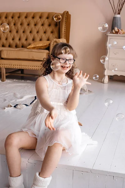Una Niña Con Vestido Blanco Gafas Sienta Una Habitación Suelo —  Fotos de Stock