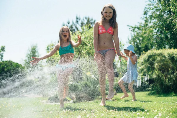 Παιδιά Μαγιό Λούζονται Νερό Μια Ζεστή Καλοκαιρινή Μέρα Στη Χώρα — Φωτογραφία Αρχείου