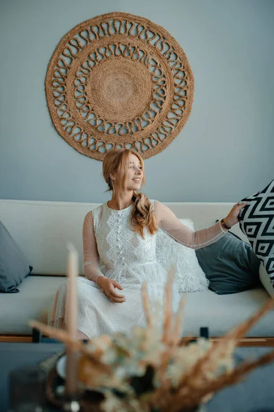 美しい居心地の良い部屋で 少女は彼女の手に枕を保持白いドレスに座っていると休んでいます 幸せな花嫁 結婚式の日 スタイルとファッションの概念 コピースペース トーニング — ストック写真