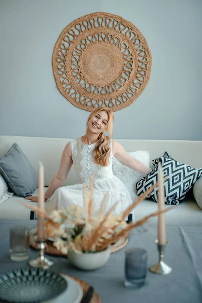Güzel Rahat Bir Odada Kız Beyaz Bir Elbise Içinde Elinde — Stok fotoğraf
