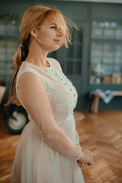 Ruhás Lány Szobában Áll Figyelmesen Néz Ablakon Boldog Menyasszony Esküvő — Stock Fotó