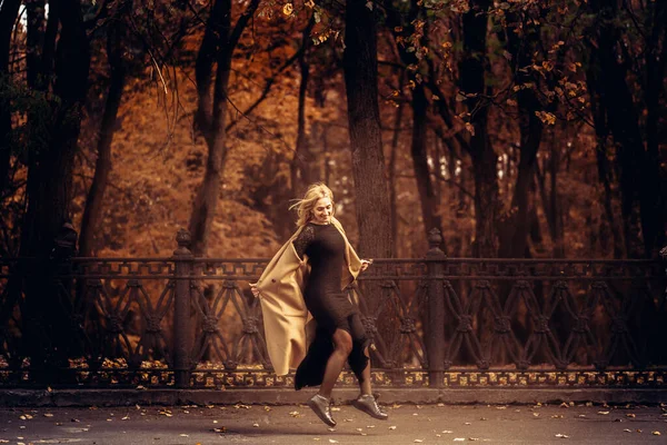 Uma Loira Atraente Casaco Foi Dar Passeio Parque Outono Estilo — Fotografia de Stock