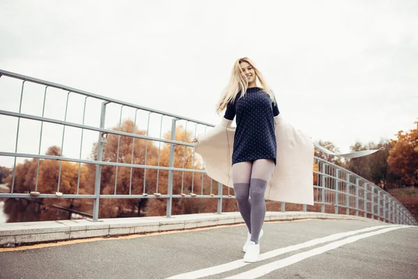 Attraente Ragazza Abito Nero Sul Ponte Sullo Sfondo Alberi Autunnali — Foto Stock