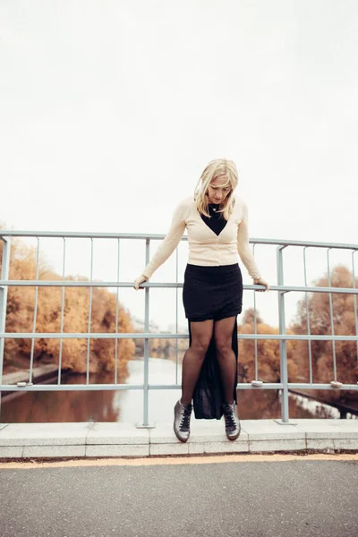 Menina Atraente Vestido Preto Ponte Contra Fundo Das Árvores Outono — Fotografia de Stock