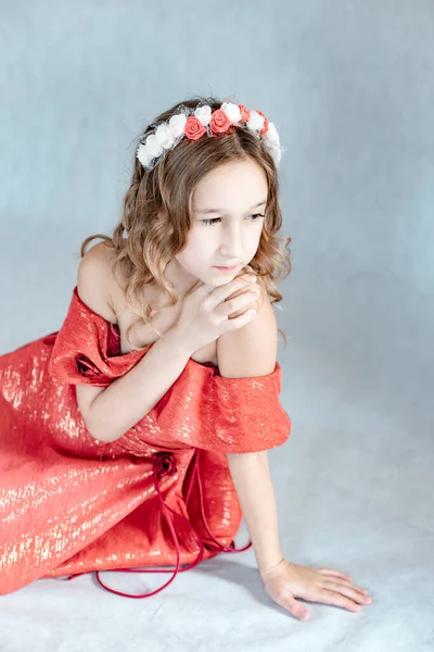 Ein Schönes Kleines Mädchen Einem Langen Roten Kleid Liegt Auf — Stockfoto