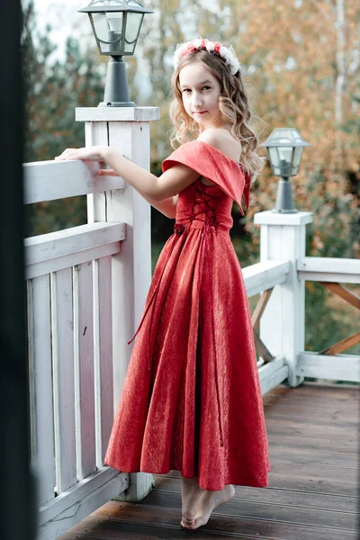 Uma Menina Bonita Vestido Vermelho Longo Com Aro Cabeça Caminha — Fotografia de Stock