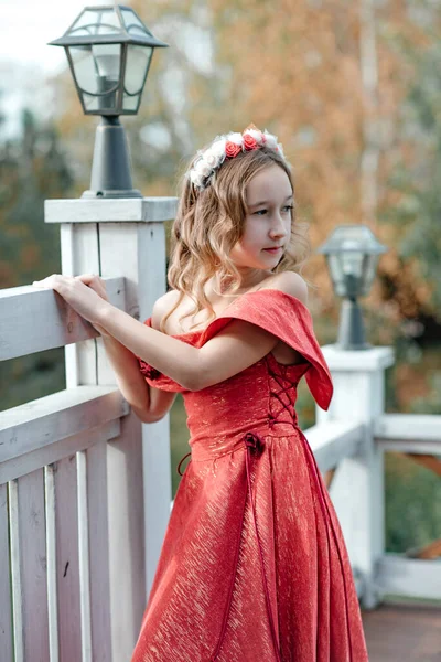 Uma Menina Atraente Vestido Vermelho Longo Caminha Longo Varanda Aberta — Fotografia de Stock