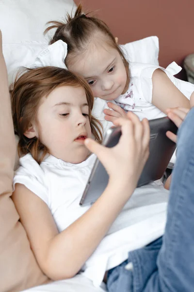 Ein Kleiner Junge Und Ein Mädchen Mit Besonderen Bedürfnissen Liegen — Stockfoto