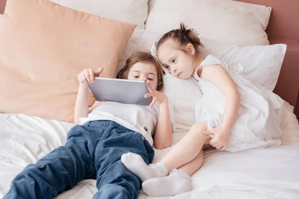 Niño Una Niña Con Necesidades Especiales Yacen Una Cama Una —  Fotos de Stock