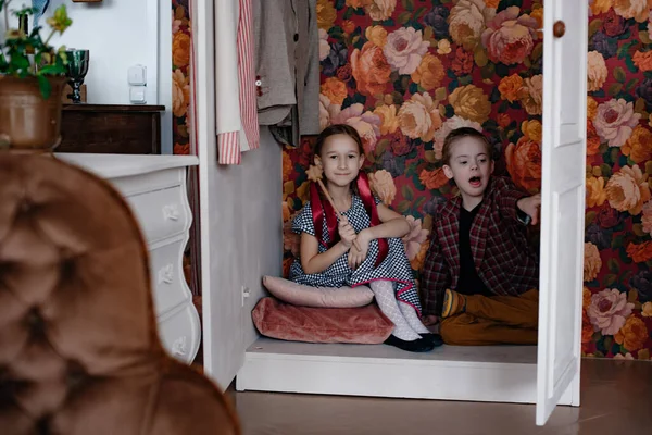 Liten Pojke Och Flicka Sitter Garderoben Två Små Barn Gömmer — Stockfoto