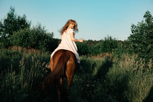 Una Chica Monta Caballo Hermoso Día Verano Una Melena Larga —  Fotos de Stock