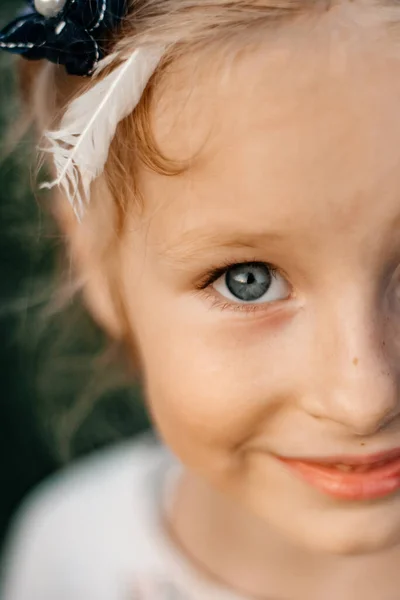 Feche Retrato Uma Menina Sorridente Com Olhos Azuis Cabelos Loiros — Fotografia de Stock