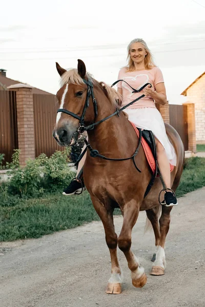 Una Chica Monta Caballo Hermoso Día Verano Una Melena Larga —  Fotos de Stock