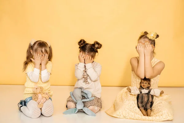 Tre Bambine Vestite Sono Sedute Nella Stanza Sul Pavimento Coprendo — Foto Stock