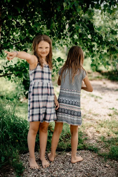 两个穿着自然服装的女孩 儿童风格和时尚的概念 户外活动 复制空间 Toning案 — 图库照片