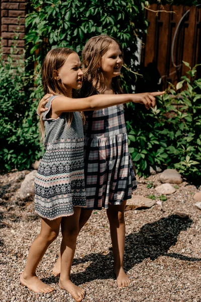 Две Девушки Платьях Природе Концепция Детского Стиля Моды Мероприятия Свежем — стоковое фото