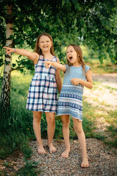 服を着た２人の女の子 子供のスタイルとファッションの概念 野外活動 コピースペース トーニング — ストック写真