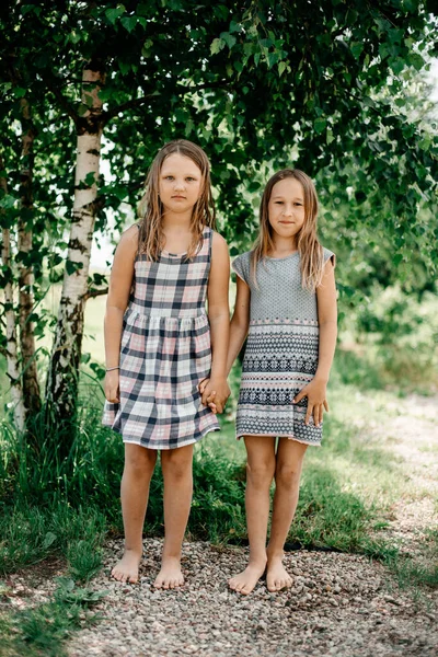 Två Tjejer Friska Luften Hoppar Glädje Flickor Poserar Naturen Bakgrunden — Stockfoto