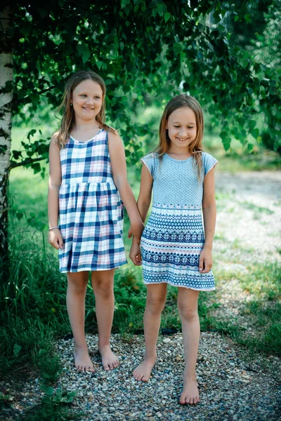 两个穿着自然服装的女孩 儿童风格和时尚的概念 户外活动 复制空间 Toning案 — 图库照片