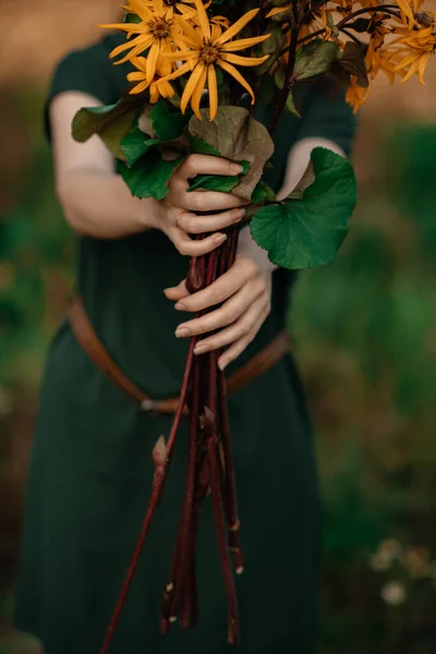 Une Belle Fille Aux Longs Cheveux Roux Rassemblé Bouquet Fleurs — Photo