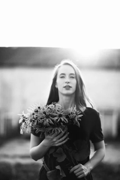 Foto Preto Branco Uma Menina Bonita Com Cabelos Longos Que — Fotografia de Stock