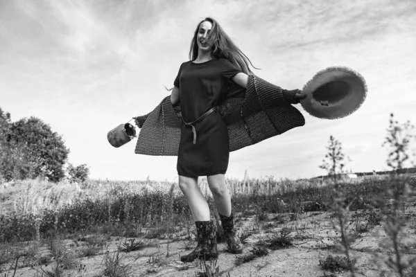 Fekete Fehér Fotó Egy Hosszú Hajú Lányról Kalapban Kezében Erdő — Stock Fotó