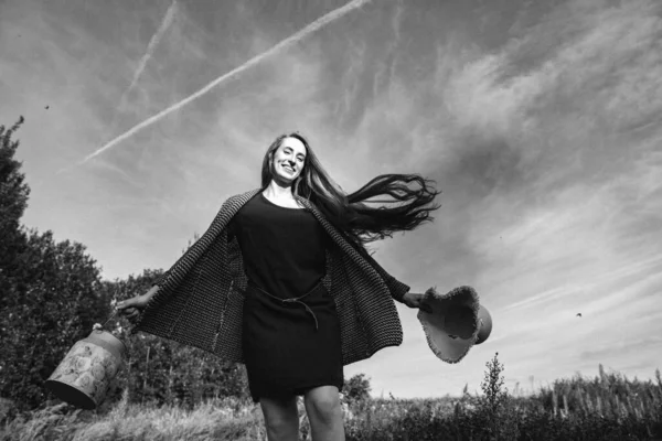 Foto Bianco Nero Una Ragazza Con Capelli Lunghi Vestito Con — Foto Stock