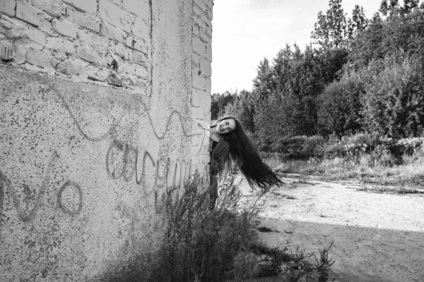 Una Hermosa Chica Con Pelo Largo Asoma Por Detrás Edificio — Foto de Stock