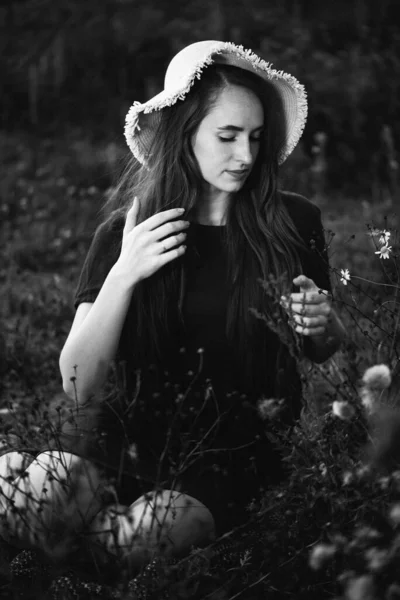 Foto Blanco Negro Una Chica Pelo Largo Con Sombrero Cabeza —  Fotos de Stock