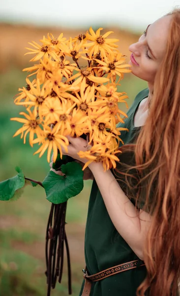 Uma Menina Bonita Com Longos Cabelos Vermelhos Reuniu Buquê Flores — Fotografia de Stock