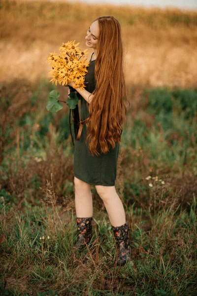 Uma Menina Bonita Com Longos Cabelos Vermelhos Reuniu Buquê Flores — Fotografia de Stock