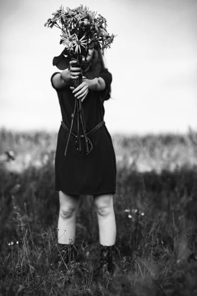 Foto Preto Branco Uma Menina Bonita Com Cabelos Longos Que — Fotografia de Stock