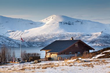 Bir plaj önünde kapalı bir kış zamanında tarafından kar kaplı buz parçaları deniz
