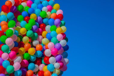 Çok renkli flyiing balon 