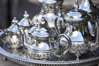 Tablo ayarı ile gümüş çay ya da kahve bardağı