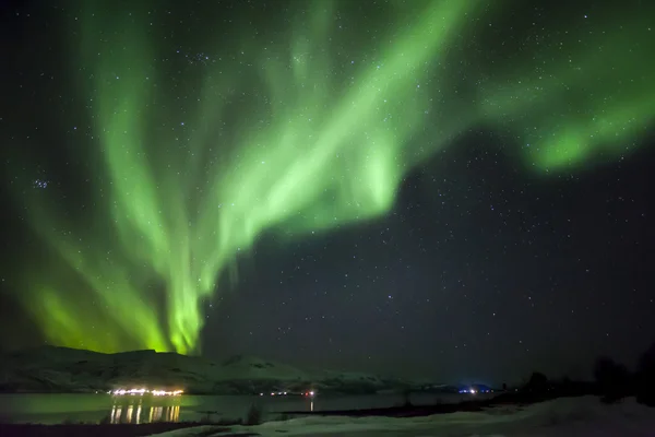 Fuerte aurora verde brillante aurora boreal sobre la montaña —  Fotos de Stock