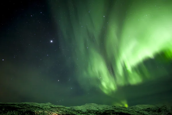 Δυνατή φωτεινό πράσινο aurora βόρειο σέλας πάνω από το βουνό — Φωτογραφία Αρχείου