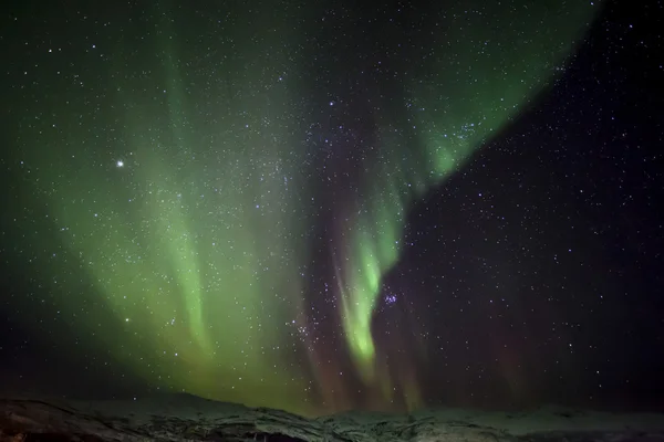 Fuerte aurora verde brillante aurora boreal sobre la montaña — Foto de Stock