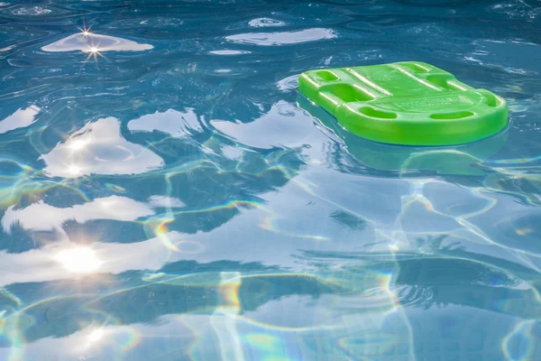 Zielony ratownik pływające w basenie — Zdjęcie stockowe